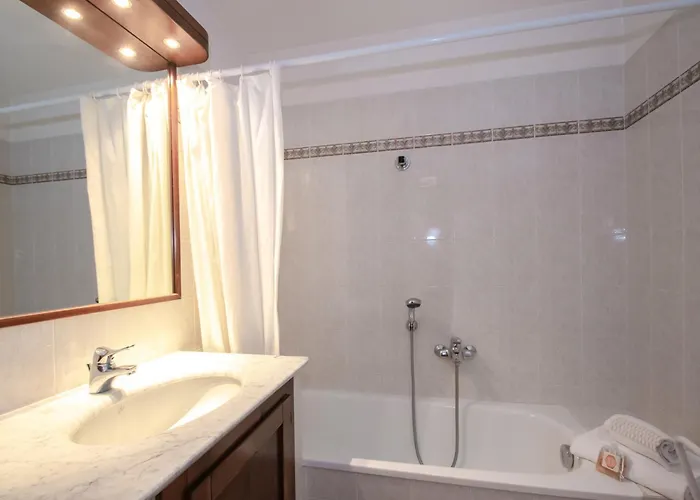 Bel Avec Balcon Et Parking à - Fr-1-343-236